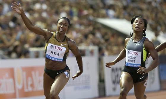 ÚCHVATNÝ SOUBOJ. Amerianka Carmelita Jeterová (vlevo) porazila v nejkratím sprintu na mítinku Diamantové ligy v Lausanne olympijskou ampionku Shelly-Ann Fraserovou-Pryceovou z Jamajky o pouhou tisícinu vteiny.