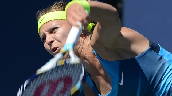 PODÁNÍ. Lucie afáová na podání v utkání druhého kola US Open