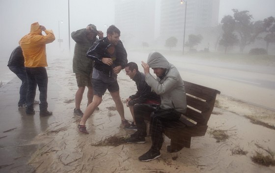 Obyvatelé Gulfportu ve státu Mississippi bhem hurikánu Isaac. (29. sprna 2012)
