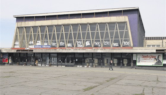 Vítkovice nádraží patří podle památkářů mezi architektonické památky. České dráhy si to nemyslí.