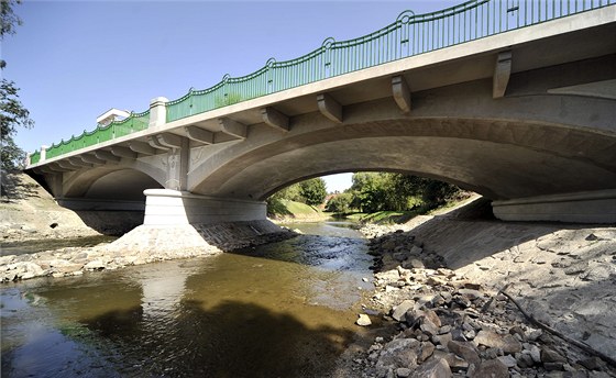 Secesní most z roku 1908 spojuje oba břehy řeky Jihlavy v lokalitě pod Jánským