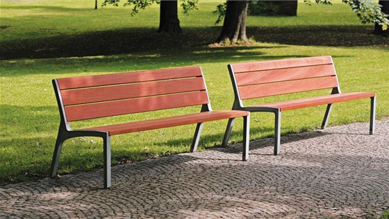 Místo drahého nového náměstí přibudou v Moravských Budějovicích pouze tyto nové lavičky a odpadkové koše.