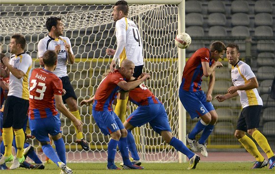 A MÍ LETÍ DO SÍT. Plzetí fotbalisté v úvodním duelu play-off Evropské ligy