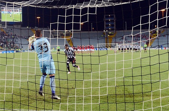 Brazilský fotbalista Maicosuel z Udine selhal v penaltovém rozstelu. Jeho tým