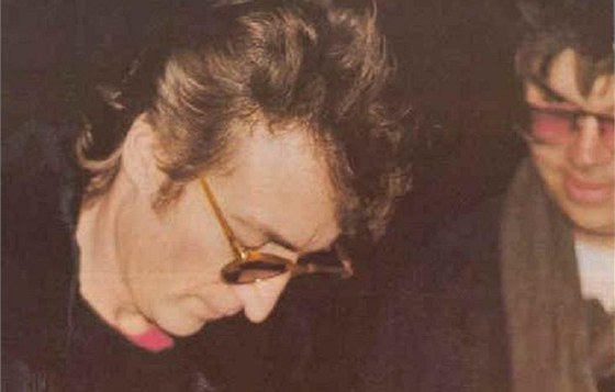 John Lennon vnoval svému vrahovi  Markovi Davidovi Chapmanovi krátce ped...