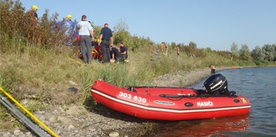 Vodní radovánky se proměnily v drama na Milovském rybníku nedaleko Sněžného na Žďársku. Osmičlenná osádka se tam převrhla z loďky. Ilustrační foto.