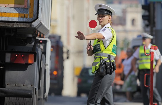 Oi policist na runé kiovatce v centru Ostravy nahrazuje nové monitorovací zaízení. (Ilustraní foto)
