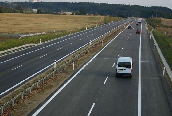 Jiní tangenta se u Roudného propojí pes mimoúrovovou kiovatku s dálnicí D3 (na snímku).