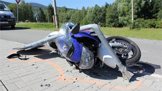 Mladý motorká nezvládl ve Filipovicích na Jesenicku prjezd zatákou, zachytil