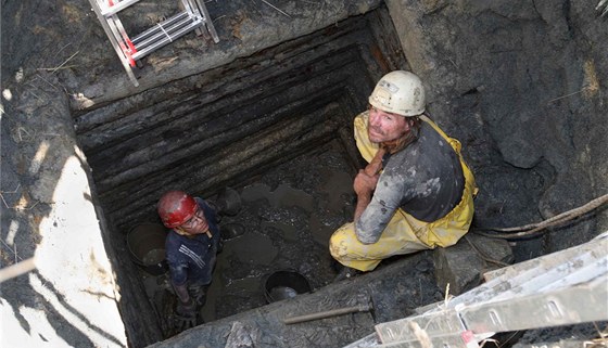 Archeologové vyzvedávali o víkendu nedaleko nkdejího hradu Tepenec u Jívové