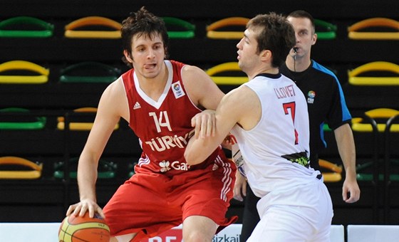 Turecký basketbalový reprezentant Furkan Aldemir (vlevo) v utkání se panlskem.