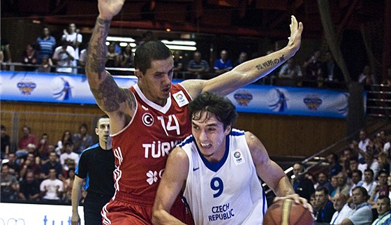 eský basketbalista Jií Welsch (vpravo) uniká Ilkanu Karamanovi z Turecka.