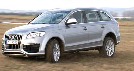 Audi Q7 vylétlo ze silnice a p�erazilo stom. (ilustra�ní snímek)