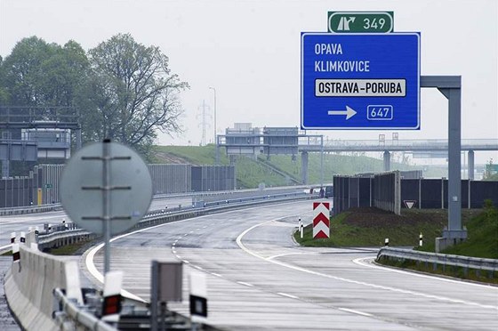 Na práv dokonený, ale neotevený úsek dálnice navazuje bývalá D47, kde se objevily problémy se zvlnním vozovky.