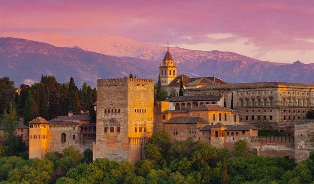 Alhambra se rozprostírá na plo�e 10 hektar�.