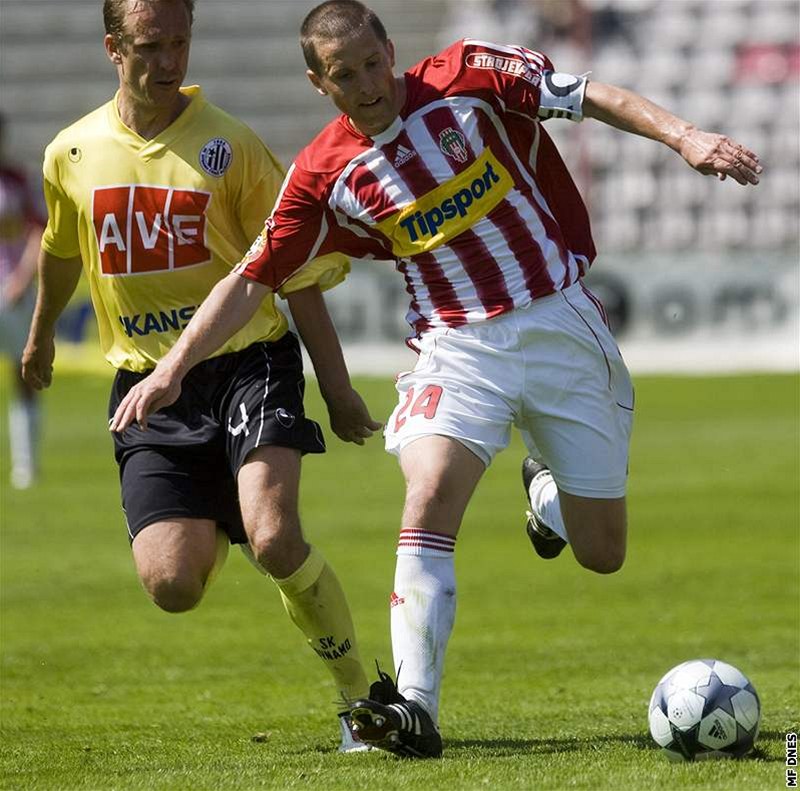 �i�kovský Lud�k Stracený (vpravo) si hlídá mí� p�ed Davidem Homolá�em z �eských Bud�jovic