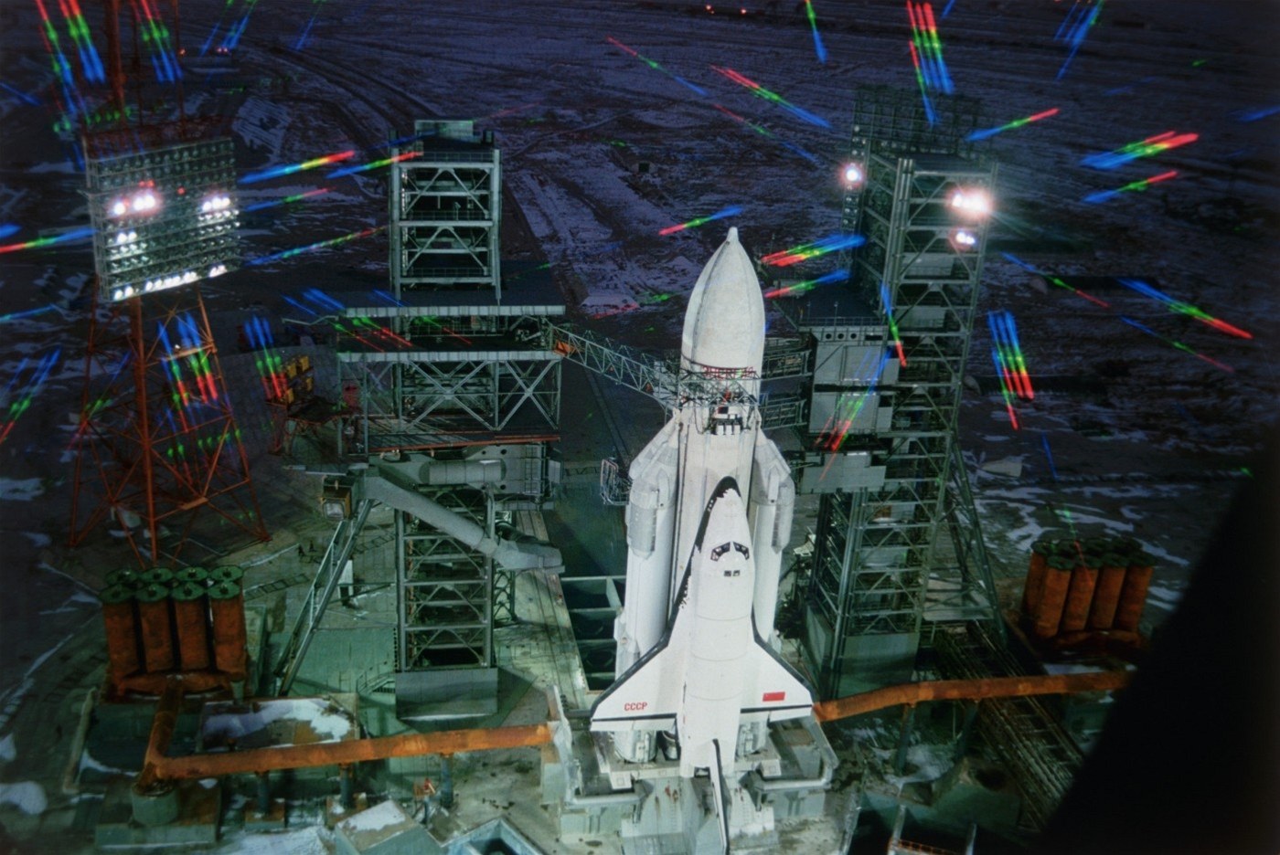 Raketa En�rgija s raketoplánem Buran na odpalovací ramp�