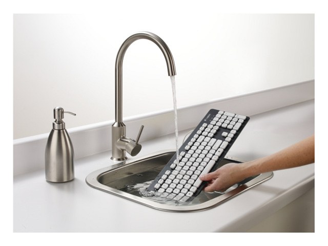 Logitech Washable Keyboard K310 m��ete �istit t�eba v d�ezu.