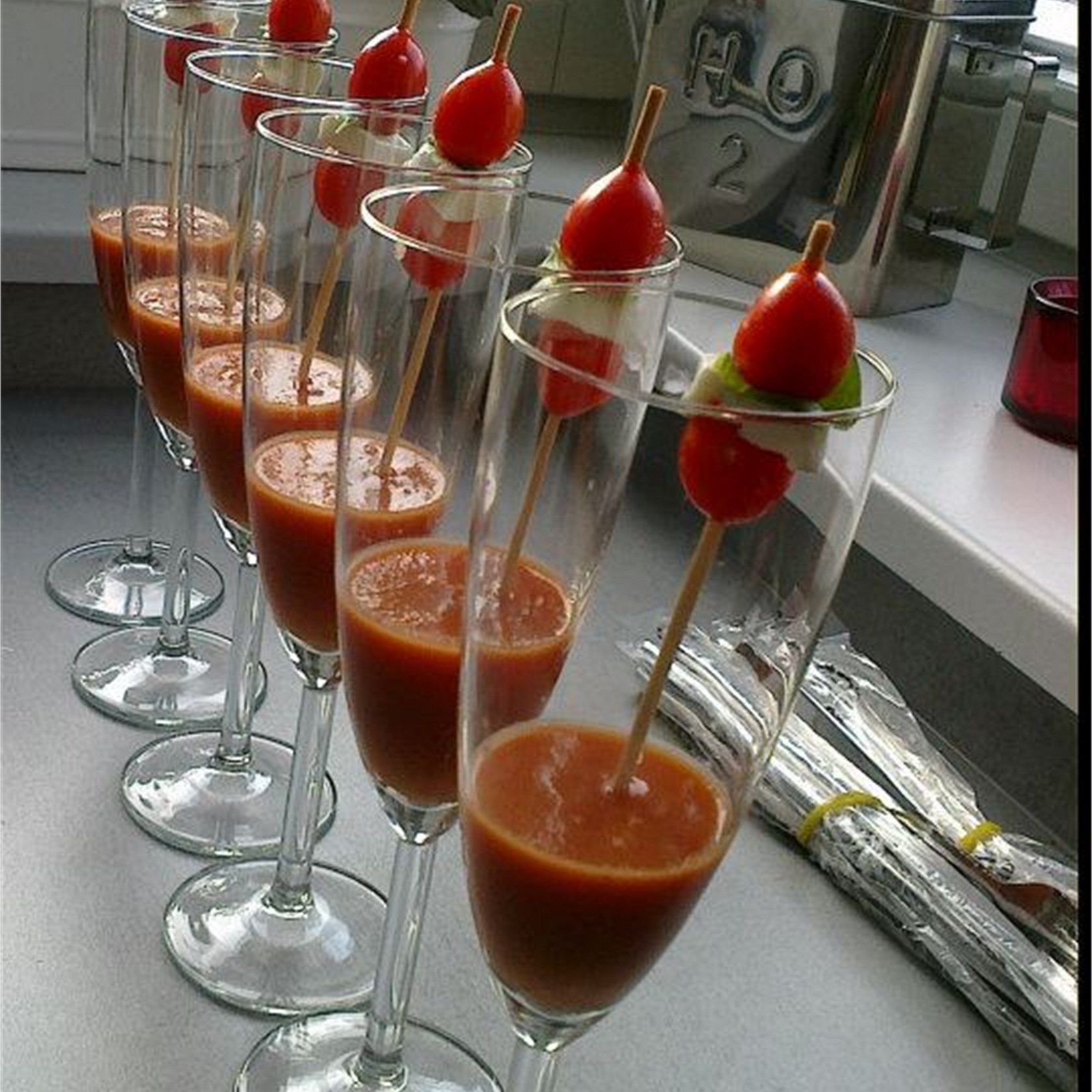 Tomatové pyré s cherry raj�aty a mozzarellou