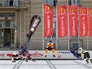 Tak si kv�tiná�e s reklamou p�ed ú�adem Prahy 5 p�edstavují vtipálci na