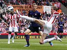 NÁRONÝ KOP. Fotbalista Stoke City Peter Crouch zasáhl v utkání proti Arsenalu