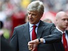 KOLIK JET? Trenér fotbalist Arsenalu Arsene Wenger se kouká v zápase proti