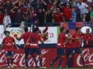 Fotbalisté Osasuny slaví gól v síti Barcelony.