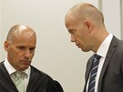alobce Svein Holden (vpravo) u soudu hovoí s Breivikovým právníkem právník