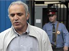 Garri Kasparov poté, co ho zadrela ruská policie bhem protest u vynáení