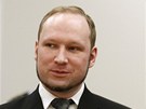 Anders Behring Breivik po píchodu k soudu, kde vyslechl rozsudek. (24. srpna