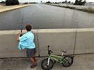 trnáctiletý Dylan Lacoste chytrá ryby na most vedoucí pes jeden z kanál na