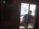 Majitel baru v New Orleans Roy Markey zavírá okenice ped blíícím se hurikánem