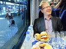 Bohuslav Sobotka sedí ve vlaku Franz Schubert v Praze na Hlavním nádraí, v nm...