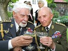 Válení veteráni Frantiek Fajtl (vlevo) a Tomá Sedláek pi oslav narozenin...
