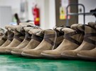 Výroba bot bí, denn jich továrna udlá 650 - 1200 pár.