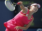 PODÁNÍ. ínská tenistka uaj Pcheng  servíruje v utkání prvního kola US Open.