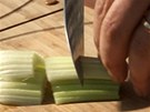 apíkatý celer pokrájejte na kousky.