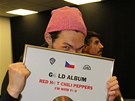 Kytarista skupiny Red Hot Chili Peppers Josh Klinghoffer se zlatou deskou firmy...