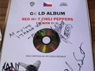 Zlatá deska Supraphonu s podpisy len Red Hot Chili Peppers