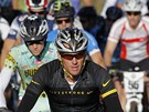 ZASE NA TRATI. Potrestaný cyklista Lance Armstrong pi závodu horských kol v