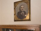 Portrét staré eny v dámském salonku v byt primátora je od Václava Broíka. 
