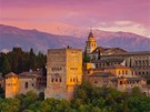 Alhambra se rozprostírá na ploe 10 hektar.