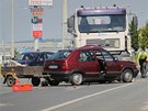 Dopravní nehoda osobního automobilu s nákladním, pi které zemel u nákup.