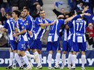 Fotbalisté Espaolu slaví trefu do branky Atlétika
