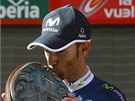 JSI JENOM MOJE. panlský cyklista Alejandro Valverde líbá cenu pro vítze 3.