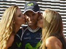 KRÁSNÁ CHVÍLE. panlský cyklista Alejandro Valverde pijímá gratulace za výhru
