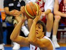 Turecký basketbalový reprezentant Ilkan Karaman pi zakonení.