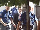 Policisté pivádjí Davida Ratha k Okresnímu soudu pro Prahu-východ. (20. srpna