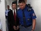 Policisté odvádjí poslance Davida Ratha od soudu, který rozhodoval o kauci