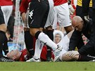 V PÉI LÉKA. Wayne Rooney chtl zranní rozchodit, to se ale ukázalo být...